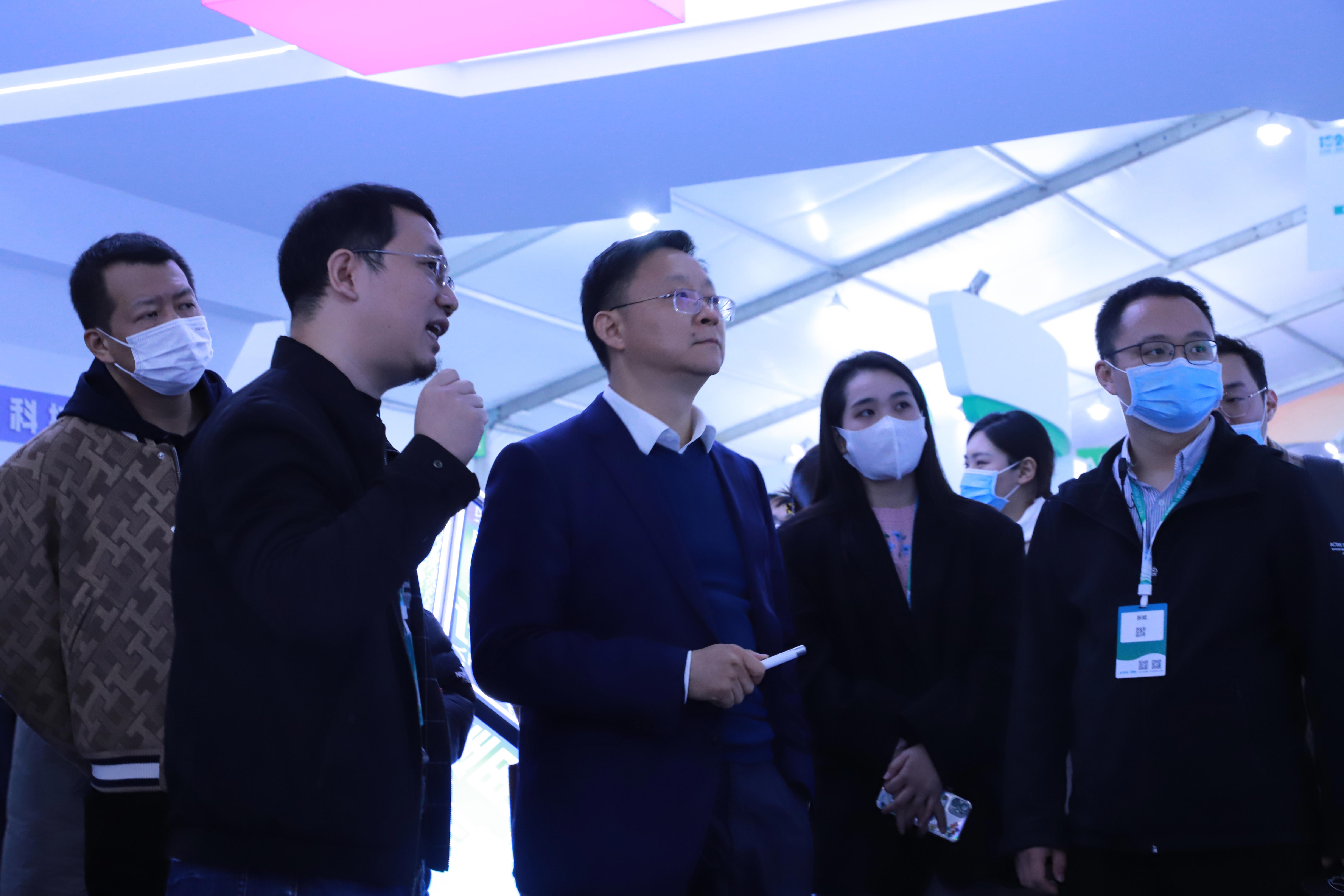 科大訊飛董事長(cháng)劉慶峰參觀(guān)奧比中光展位。.jpg
